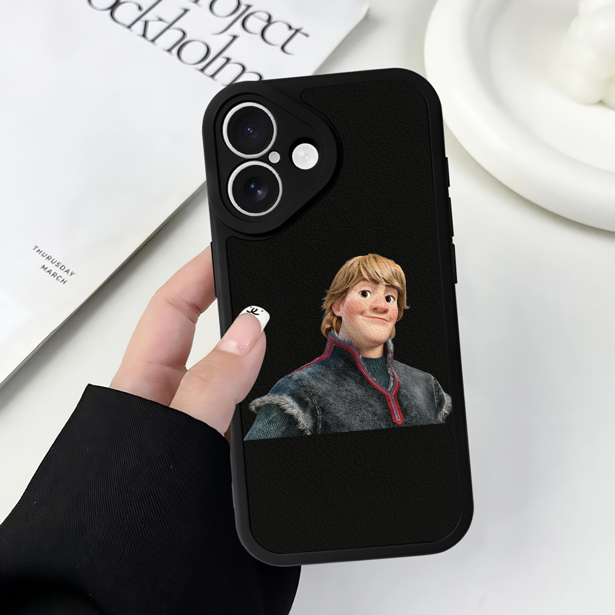 （画像用） アナと雪の女王 アンナ エルサ Frozen Anna Elsa 【iPhone 16シリーズ対応】シリコンスマホケース（レザー調） 材質：シリコン